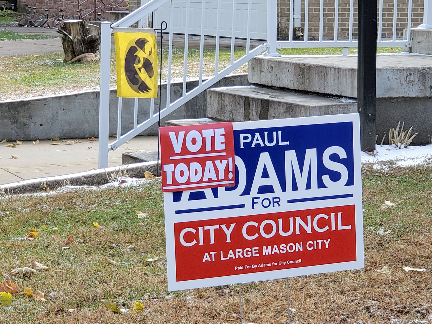 Voter sign in Mason City